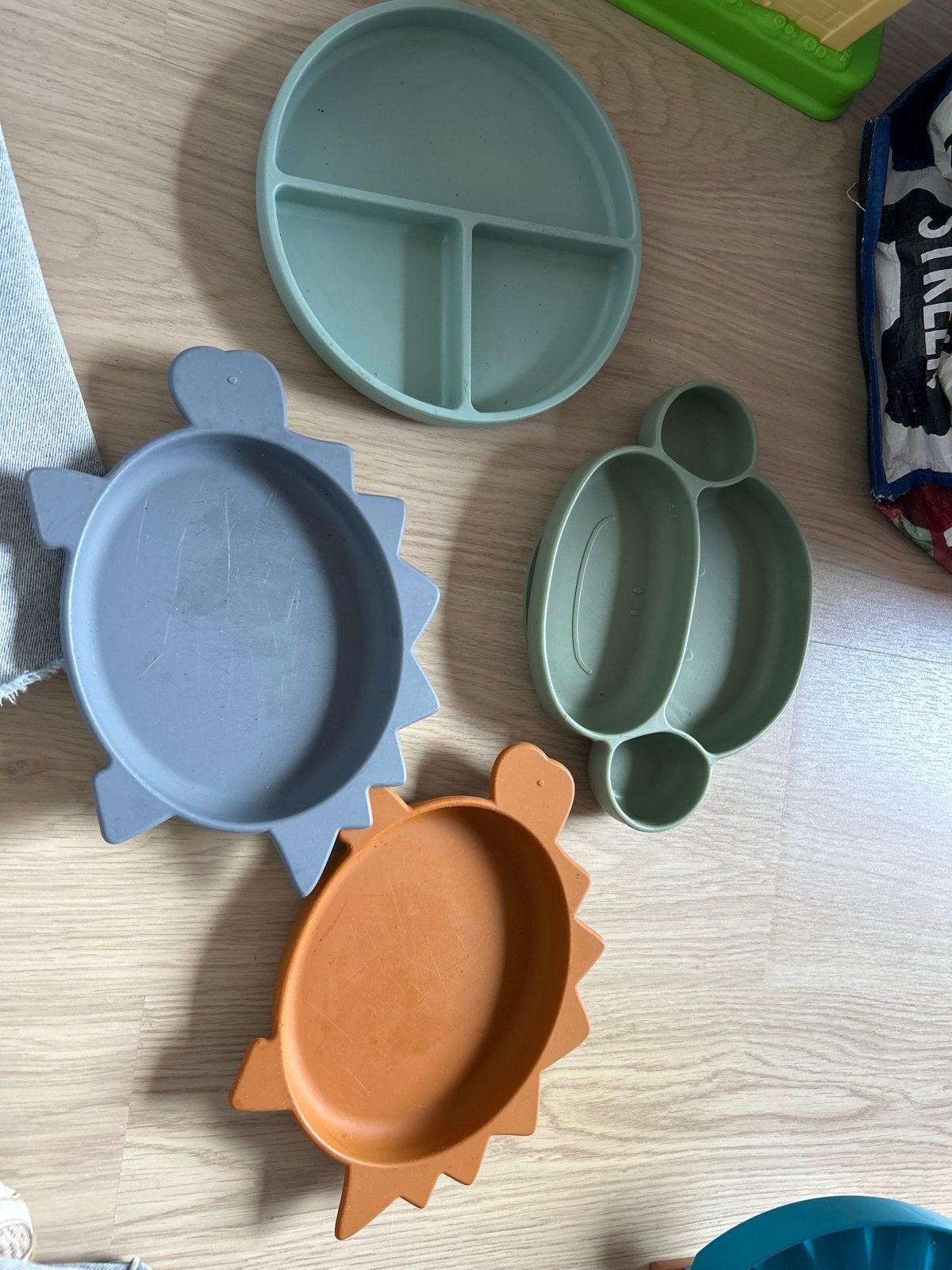 Set van 4 siliconen kinderborden (Mushie & Liewood), Ophalen of Verzenden, Zo goed als nieuw