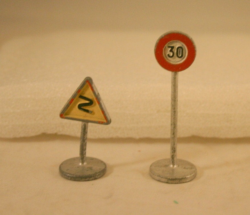 4)  Dinky Toys England: 2 stuks Road Signs, Verzenden, Gebruikt, Overige typen, Dinky Toys