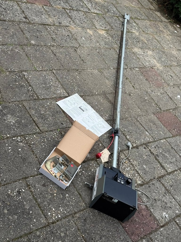 Elektrische garagedeuropener met handzender en handleiding, Gebruikt, Garagedeur, Ophalen of Verzenden, Metaal