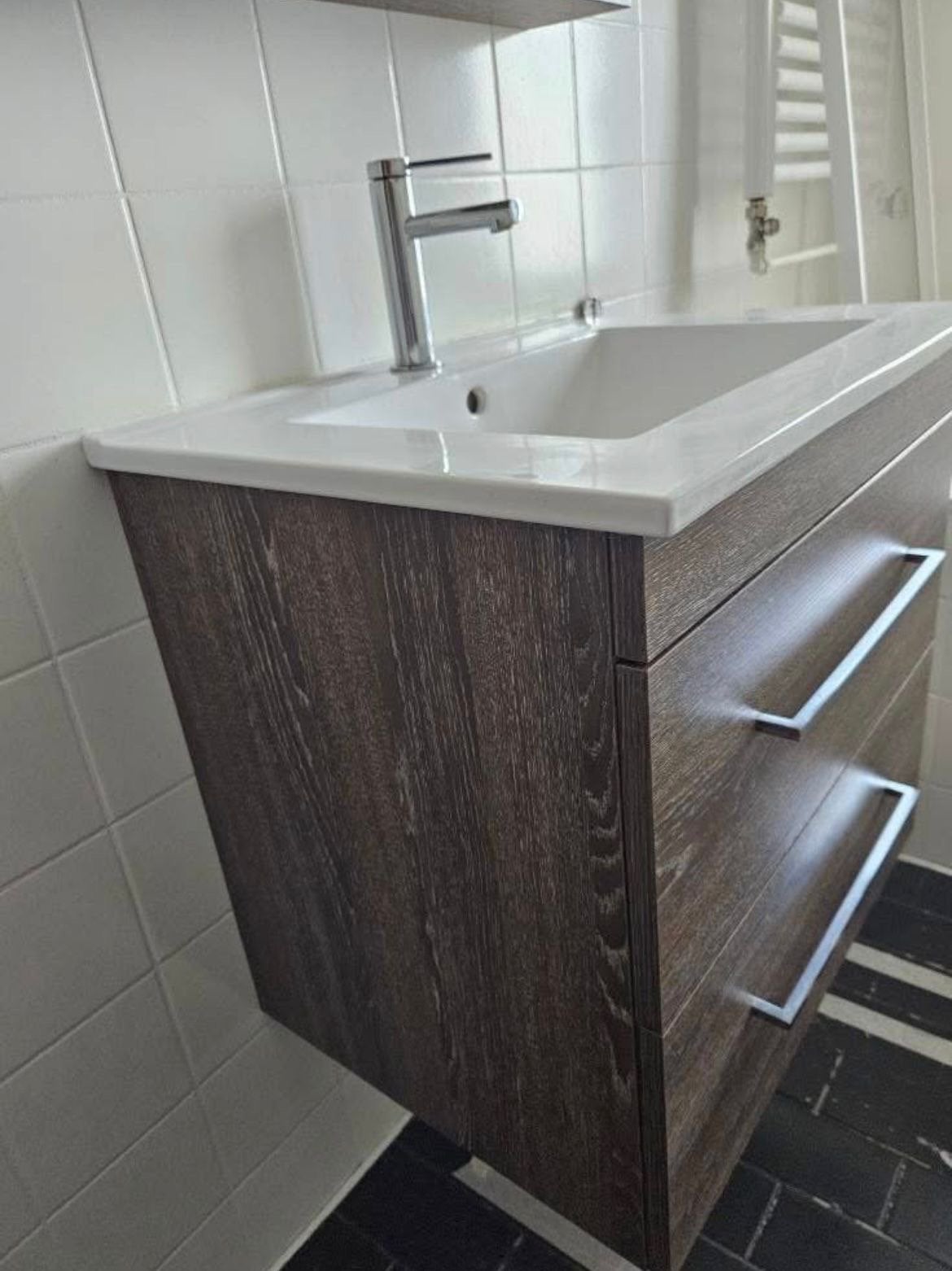 Badkamermeubel met wastafel, spiegelverlichting en plank