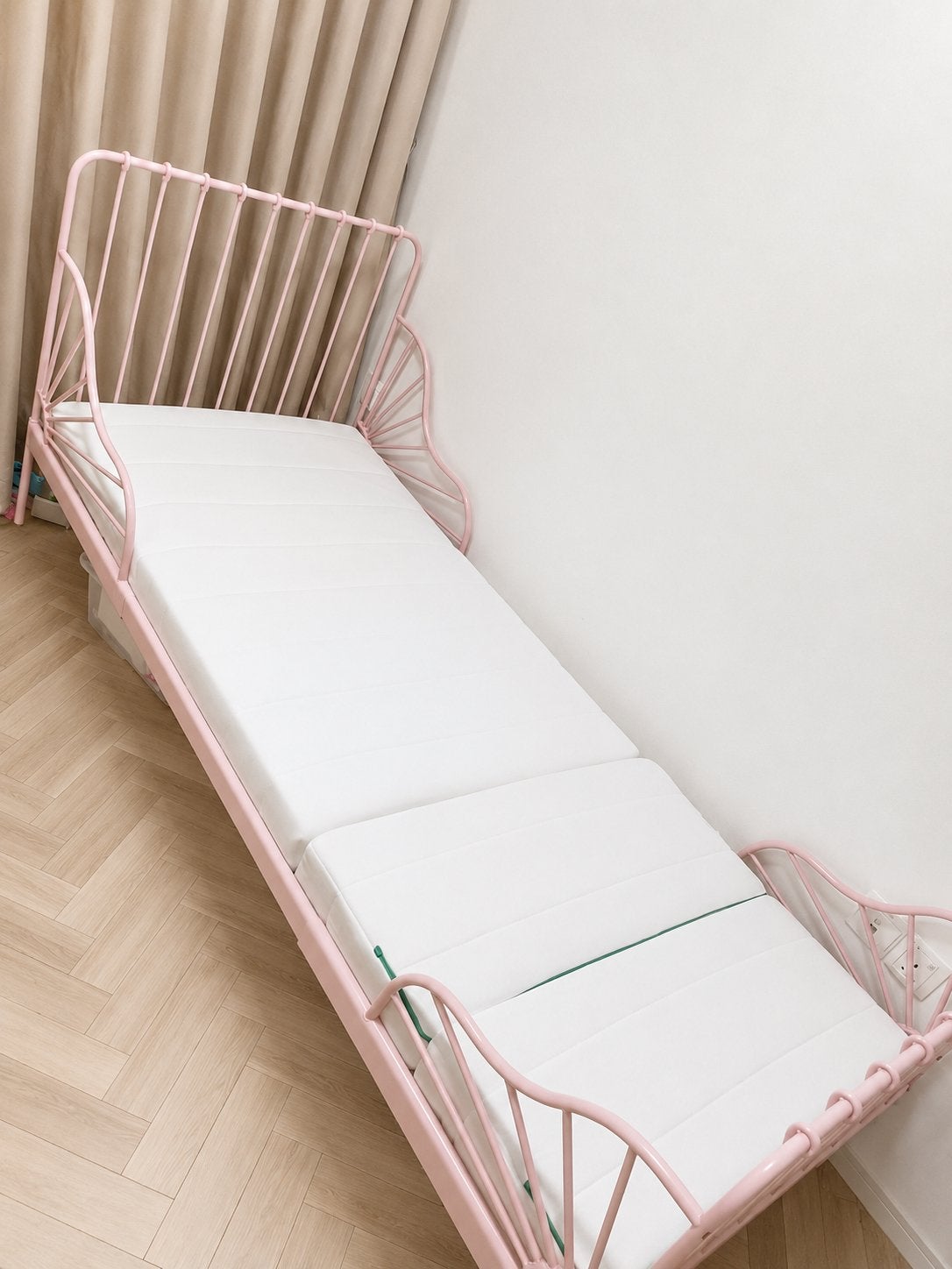 Meegroei bed, Ophalen, 70 tot 85 cm, Zo goed als nieuw, Matras