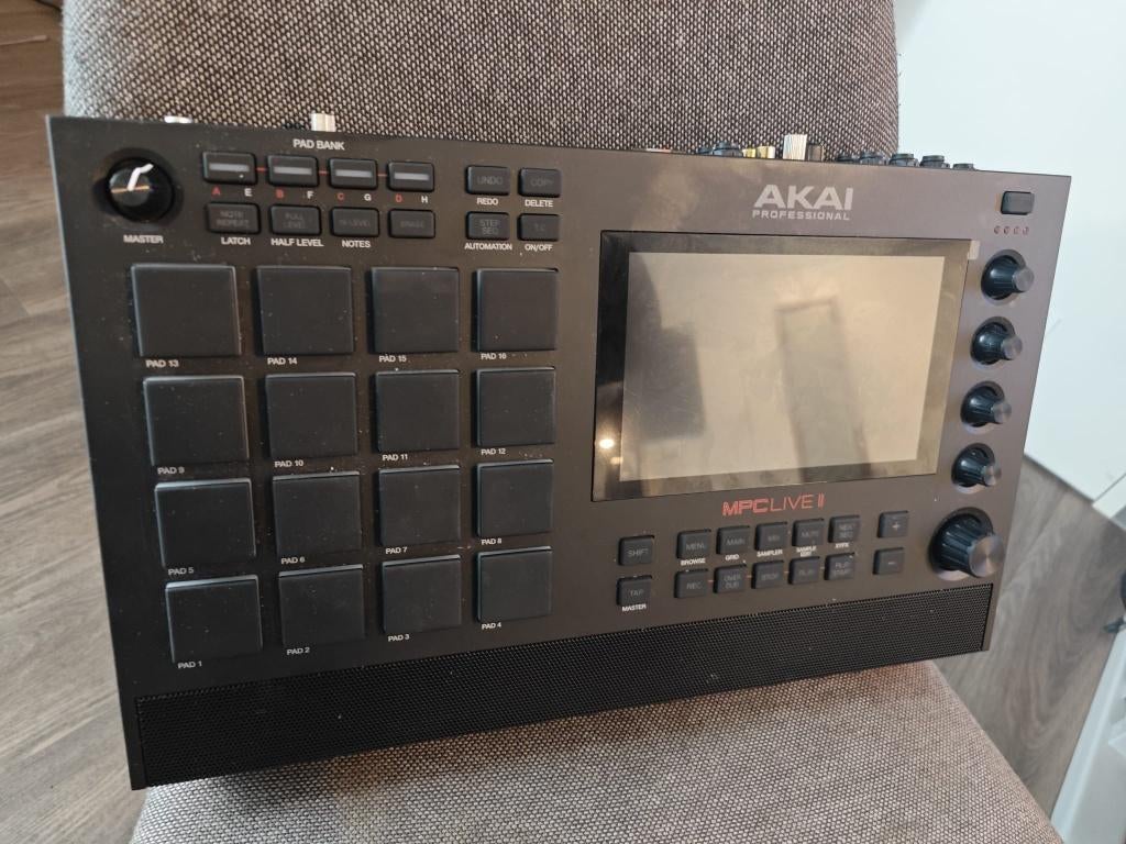 akai mpc live 2, Muziek en Instrumenten, Samplers, Ophalen, Zo goed als nieuw