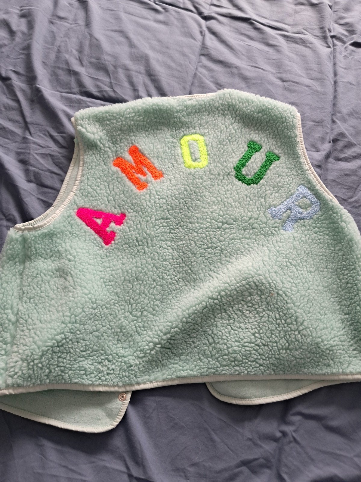 Groen teddy gilet met 'AMOUR' opdruk, Maat 38/40 (M), Ophalen of Verzenden, Groen, Onbekend