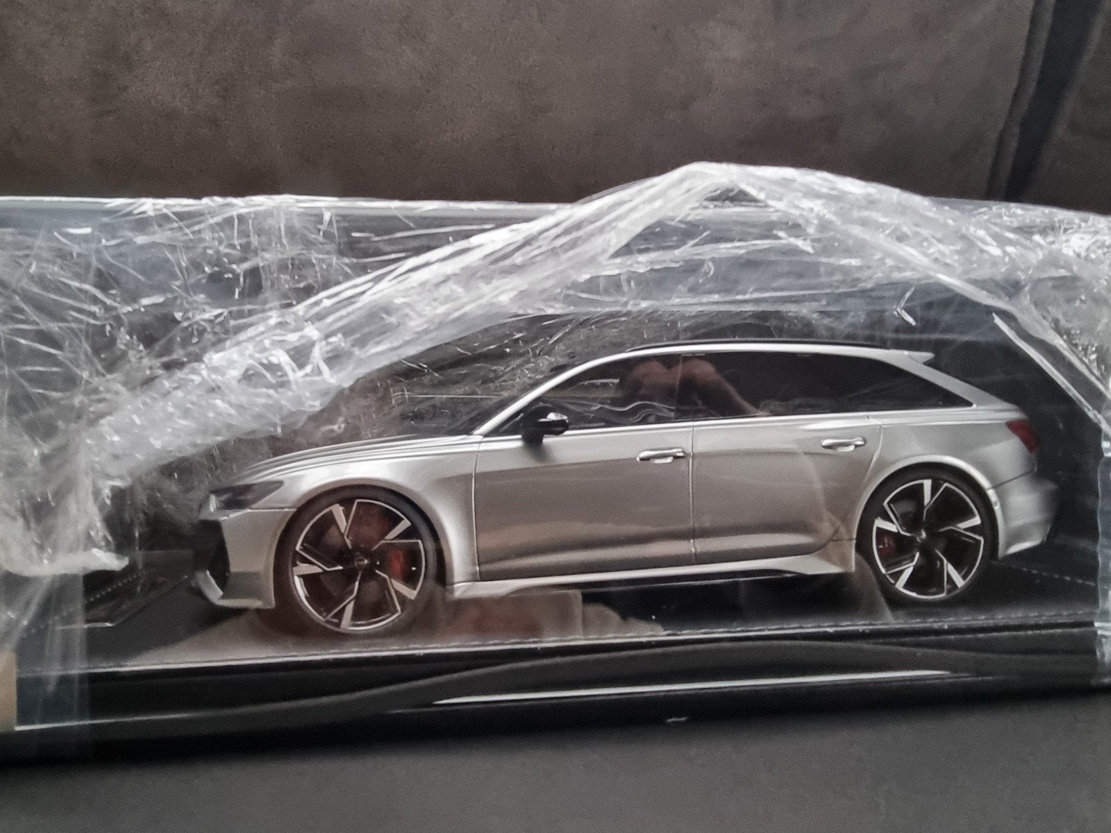 1/18 Audi RS6 Avant (C8) MH006TS Tungsten motorhelix Silver, Hobby en Vrije tijd, Modelauto's | 1:18, Ophalen of Verzenden