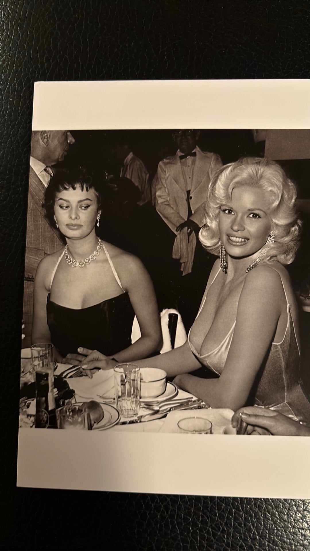 Sophia Loren en Jayne Mansfield Ansichkaart naar foto 1957, Verzamelen, Verzenden, 1980 tot heden, Ongelopen, Sterren en Beroemdheden