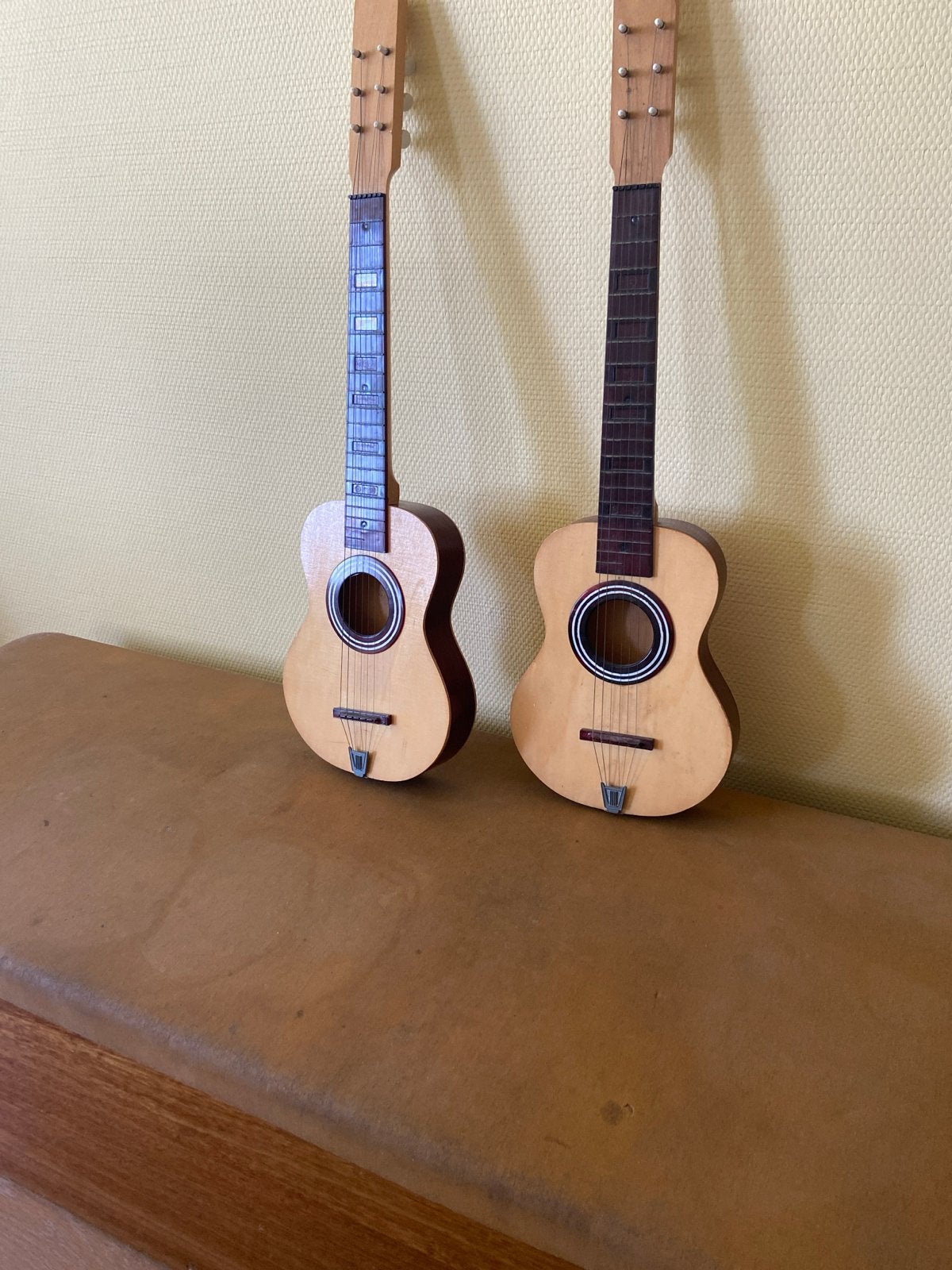 Twee decoratieve miniatuur gitaren, Muziek en Instrumenten, Ophalen, Zo goed als nieuw, Overige typen