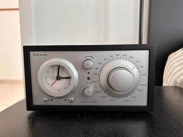 Wekkerradio - Tivoli Audio Model Three, Ophalen of Verzenden, Zo goed als nieuw, Analoog