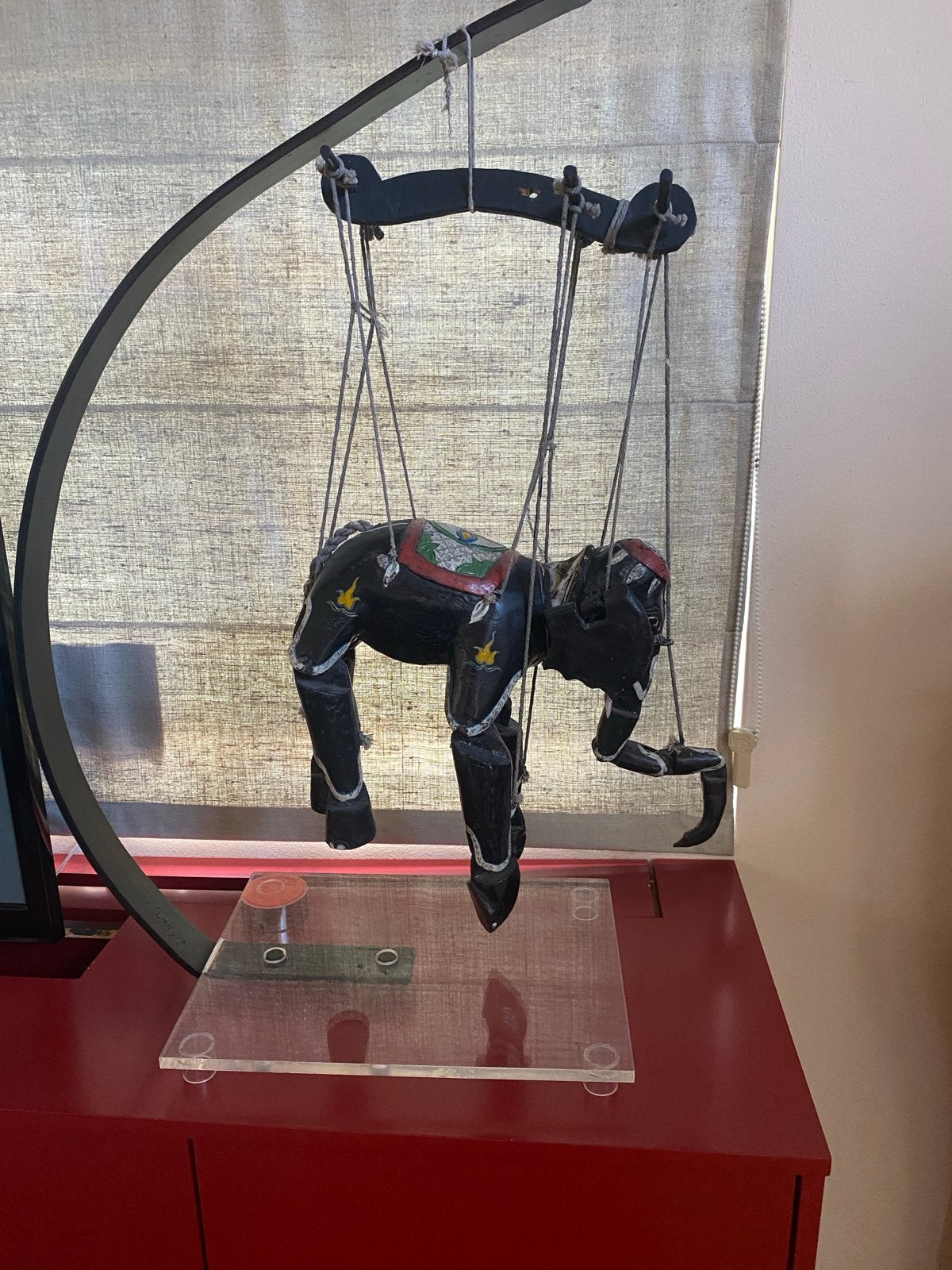 Handgeschilderde houten olifant marionet op standaard, Ophalen, Gebruikt