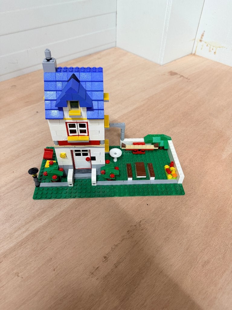 Lego Huisje, Verzamelen, Gebruikt, Community@lego.com, Ophalen of Verzenden, 33 Bath Road Slough SL1 3UF United Kingdom