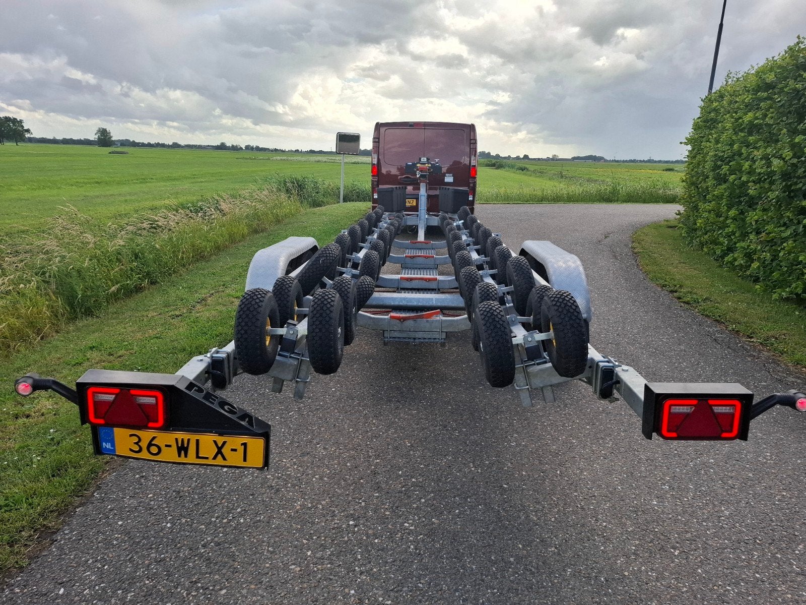 Grote PEGA R-Liner 2700kg Elektrische lier  afstandbediening, Dubbelassig (tandemas), 6 tot 9 meter, Pega, Ophalen of Verzenden