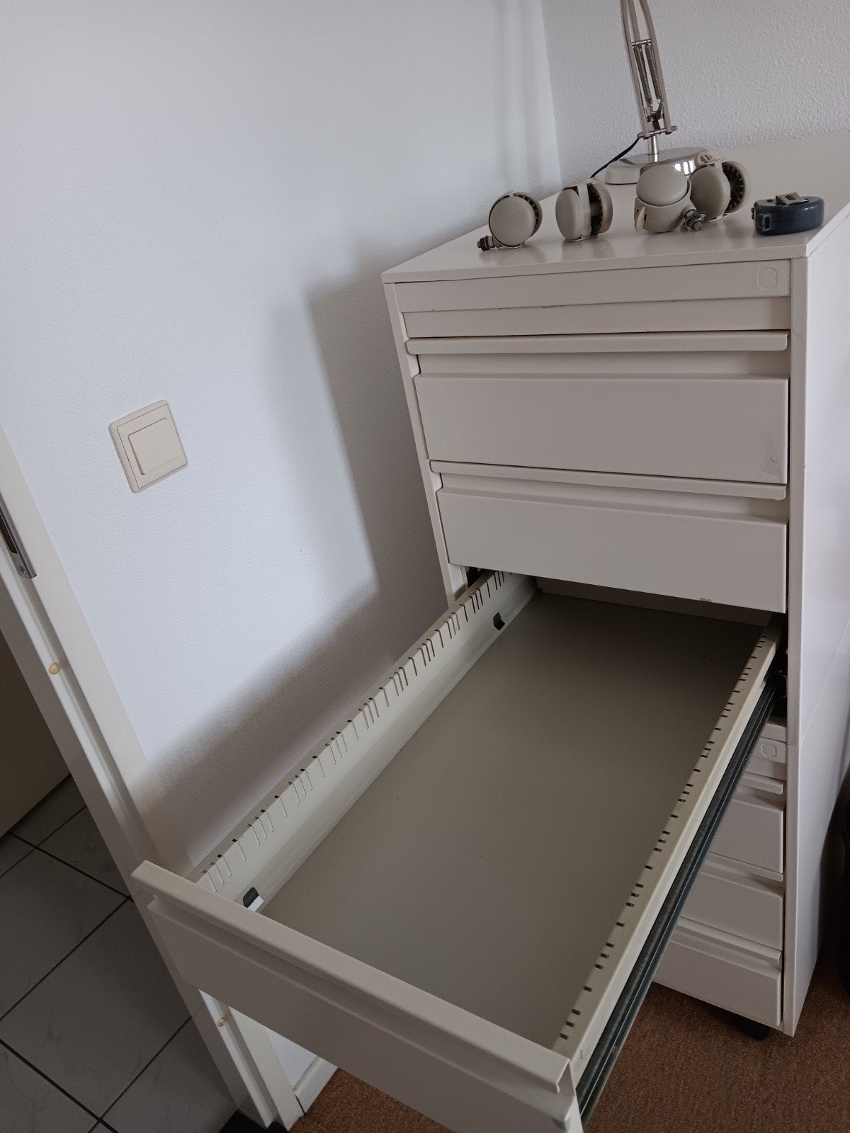 Diepe ladenkasten van staal op wielen., Huis en Inrichting, Ophalen, 50 tot 100 cm, 3 of 4 laden, Minder dan 100 cm