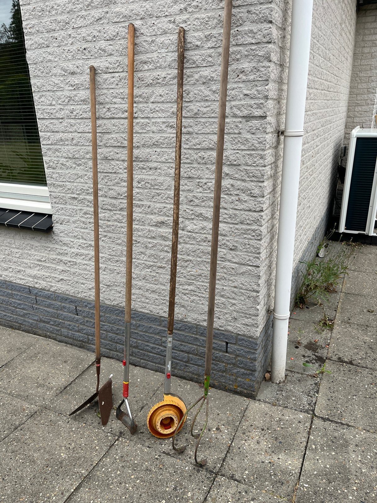 Diverse tuingereedschappen: schoffel, bezem, vork, Tuin en Terras, Hand-tuingereedschap, Ophalen, Gebruikt, Schoffel