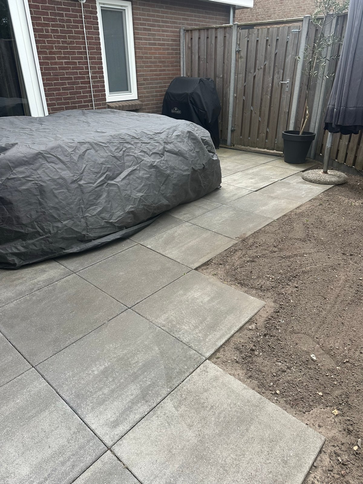 75 grijze betonnen tegels 60x60 gratis af te halen, Tuin en Terras, Tegels en Klinkers, Ophalen, Gebruikt, Beton, Terrastegels