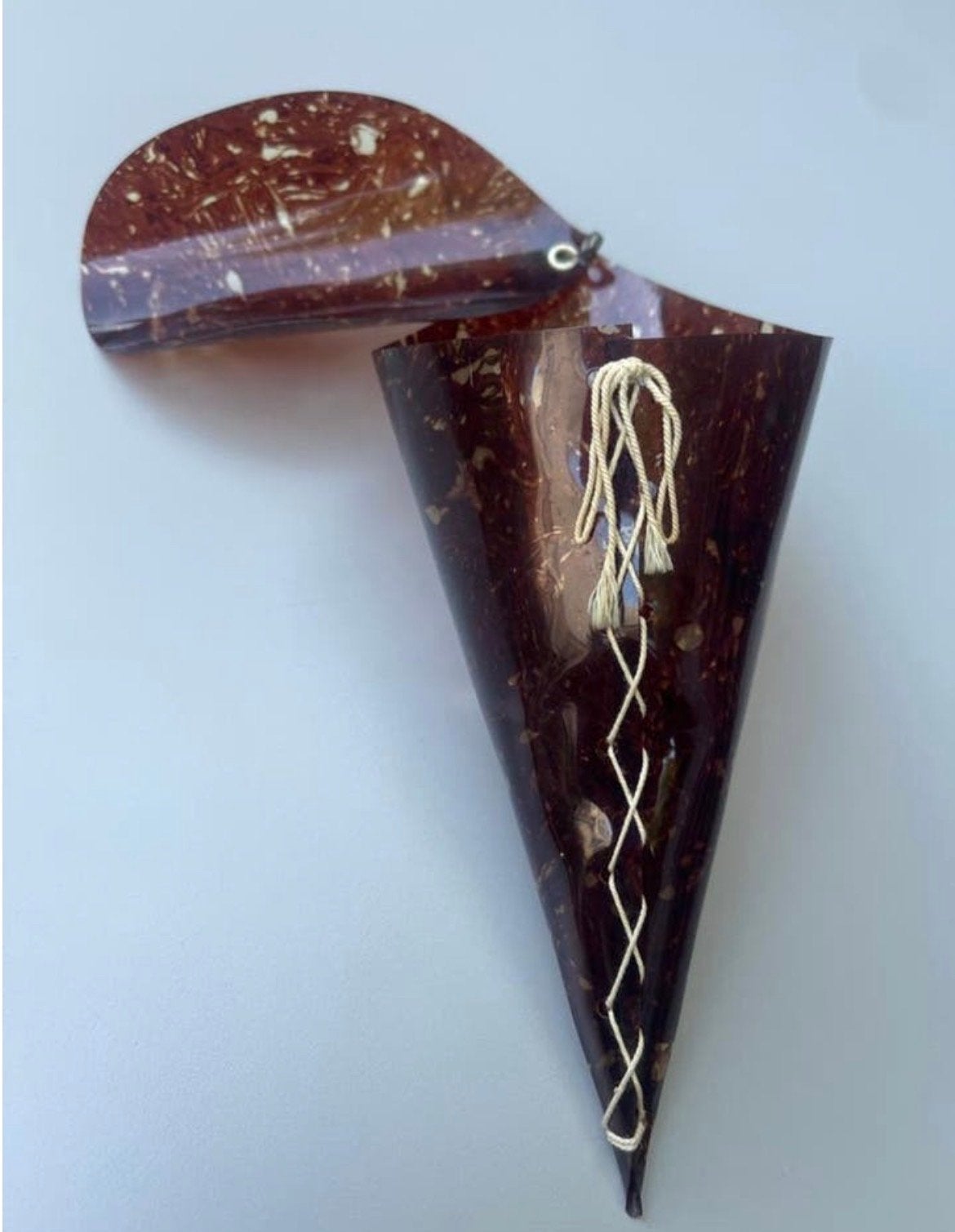 Decoratieve kokosnoot hoorn met deksel - Antiek Curiosa, Antiek en Kunst, Ophalen of Verzenden