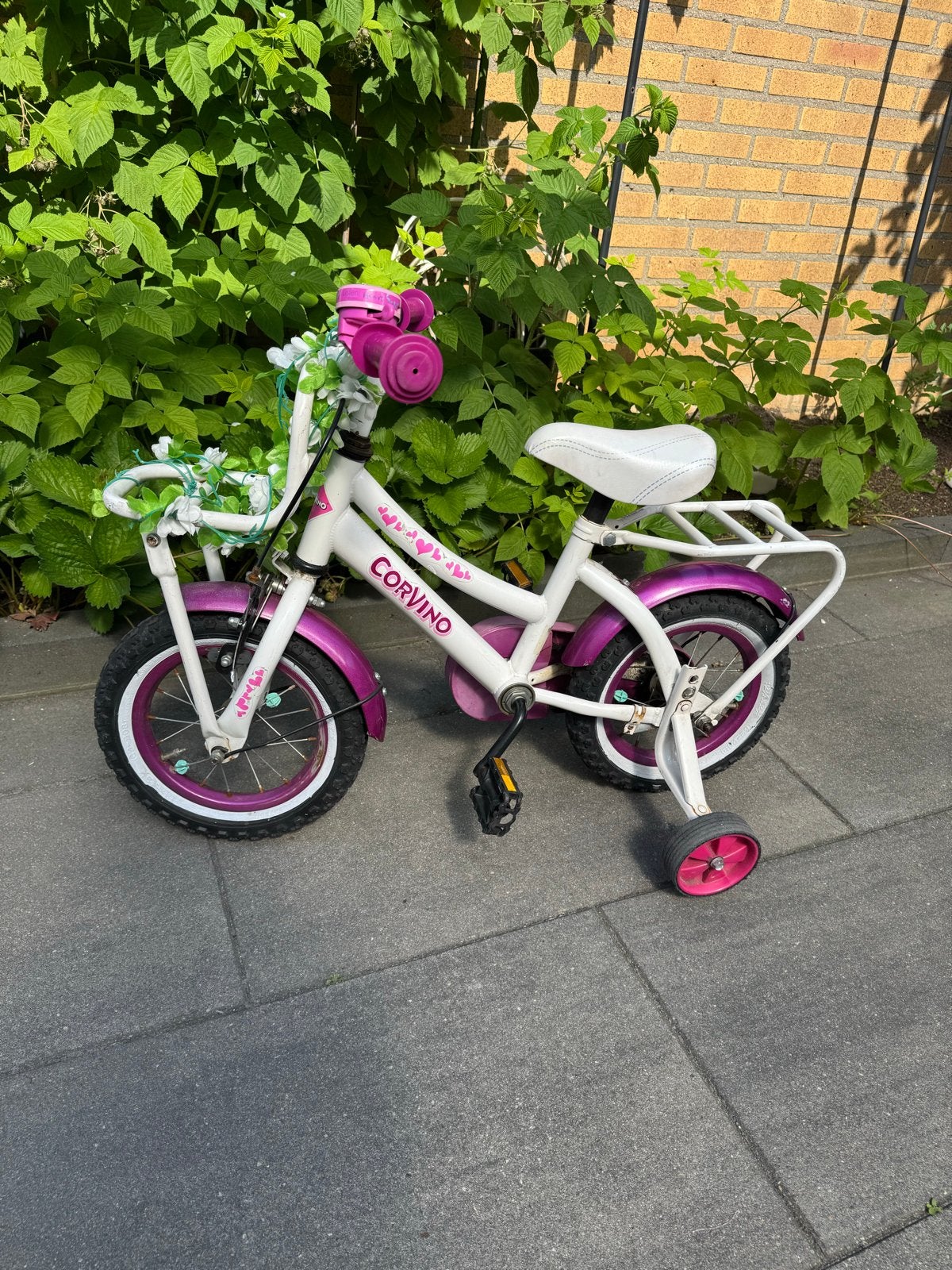 Corvino Kinderfiets 12 inch met zijwieltjes, Terugtraprem, Zijwieltjes, Gebruikt, Ophalen of Verzenden