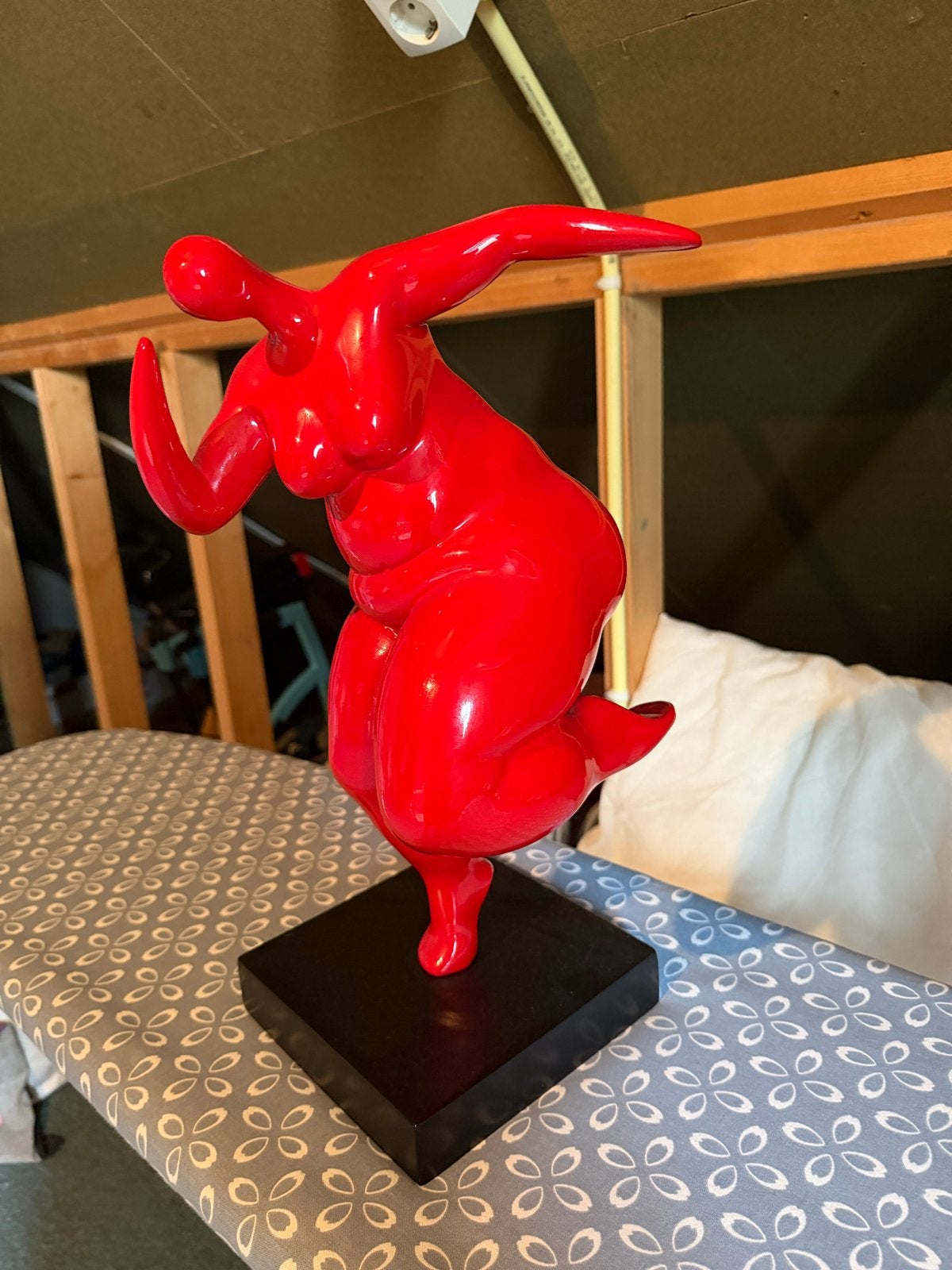 Modern rood beeld van dansende vrouw op sokkel, Rood, Kunststof, Op sokkel, Beeld