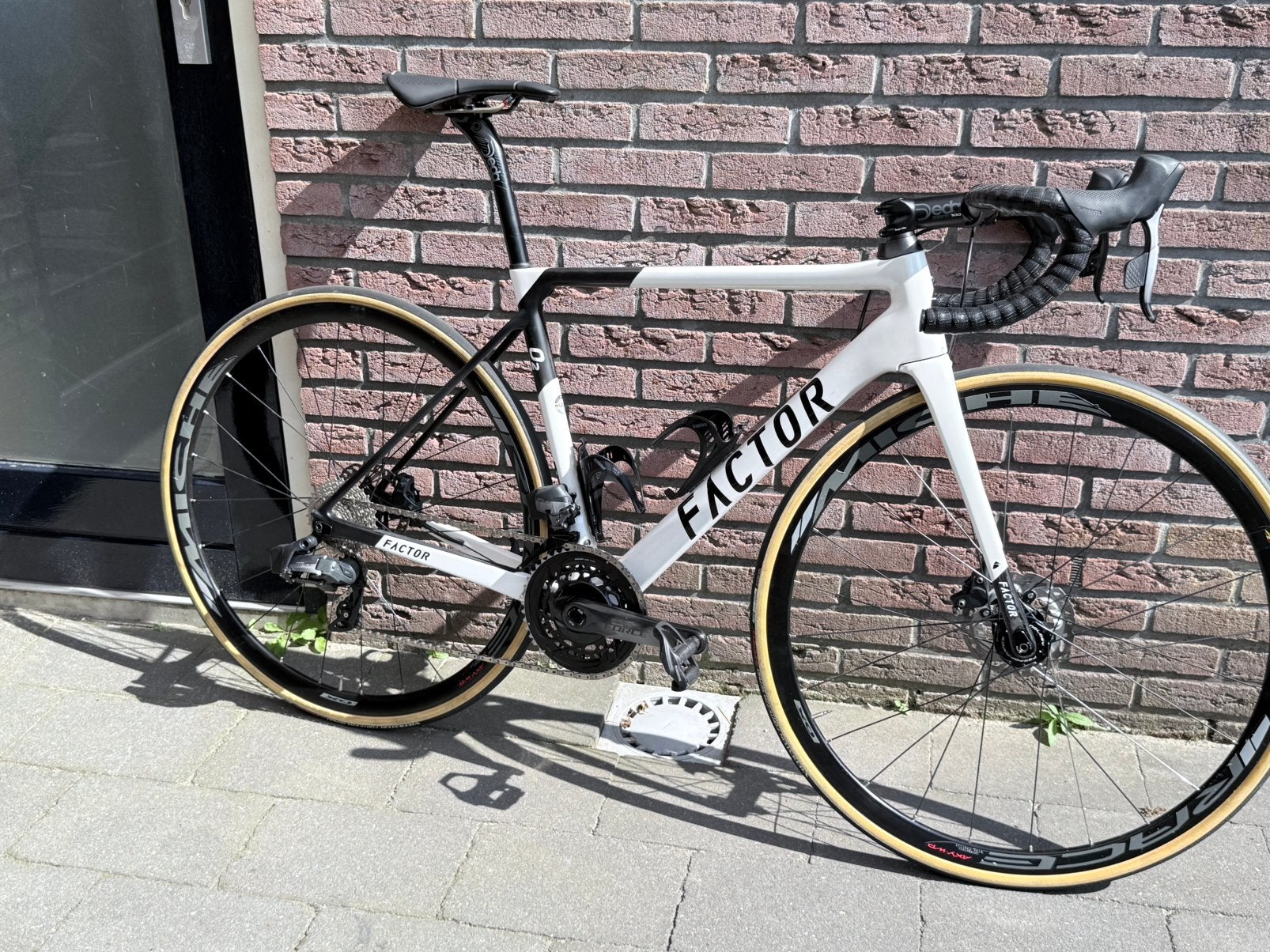 FACTOR O2 2023 SRAM FORCE AXS 12-speed, Carbon, Zo goed als nieuw, Meer dan 20 versnellingen, 53 tot 57 cm