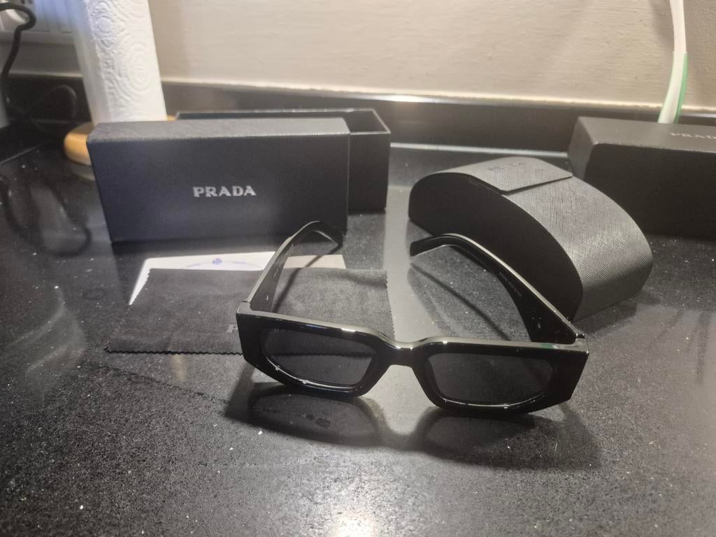 Prada Zonnebril - Stijlvol en Tijdloos Zwart, Zonnebril, Prada, Zwart, Ophalen of Verzenden