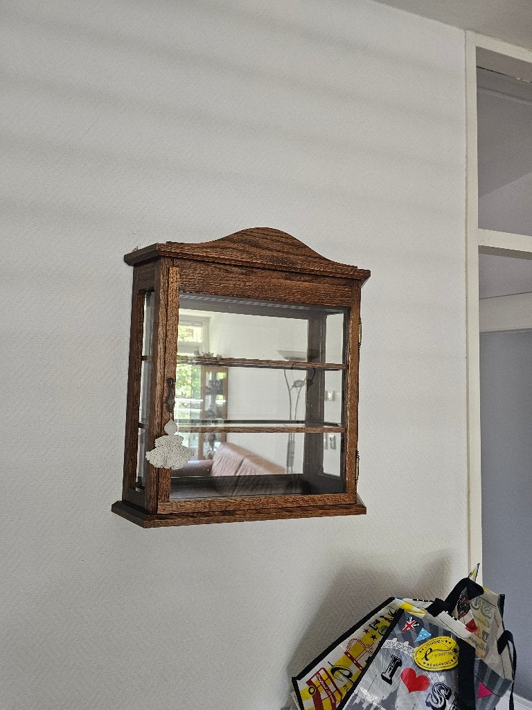 Wandkastje, Ophalen