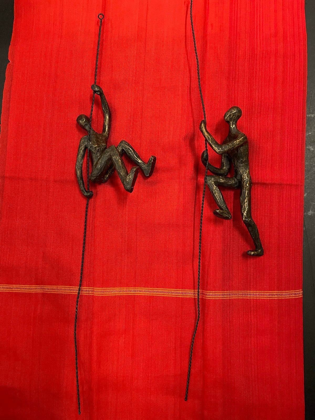 Bronzen klimmende figuren - 54 cm metalen stang, Minder dan 20 cm, Ophalen of Verzenden, Brons, Beeld