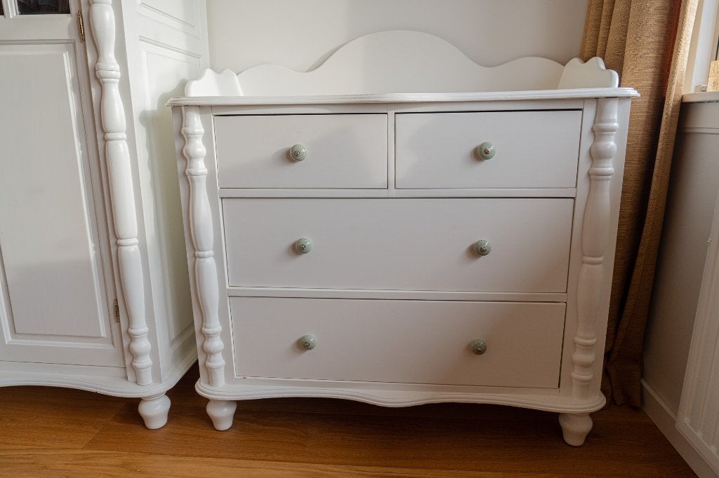 Mooie brocante kinderkamer commode + kast wit (set), Gebruikt, 50 tot 70 cm, Ophalen of Verzenden, 100 cm of meer