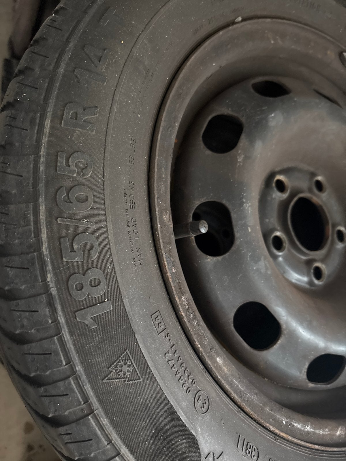 Winterbanden met velgen en wieldoppen 185/65 R14, Auto-onderdelen, Ophalen, 14 inch, Gebruikt, Banden en Velgen