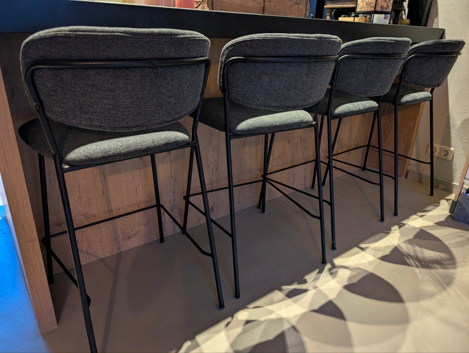 Set van 4 moderne barkrukken, 2 krukken, Ophalen, Zo goed als nieuw, 60 tot 90 cm