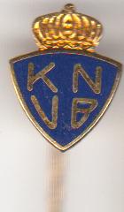 Knvb emaille-goudkl. voetbal speld. vintage, Verzamelen, Speldjes, Pins en Buttons, Verzenden, Zo goed als nieuw, Sport
