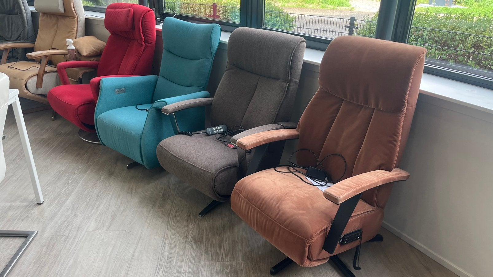Verschillende Elektrische Prominent Sta-op Relaxfauteuils, Ophalen, Minder dan 75 cm, Zo goed als nieuw, Stof
