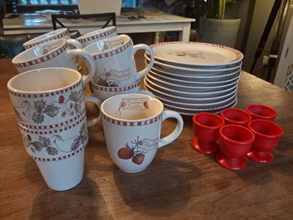 Jet Strawberry servies - kopjes, borden en eierdopjes, Ophalen of Verzenden