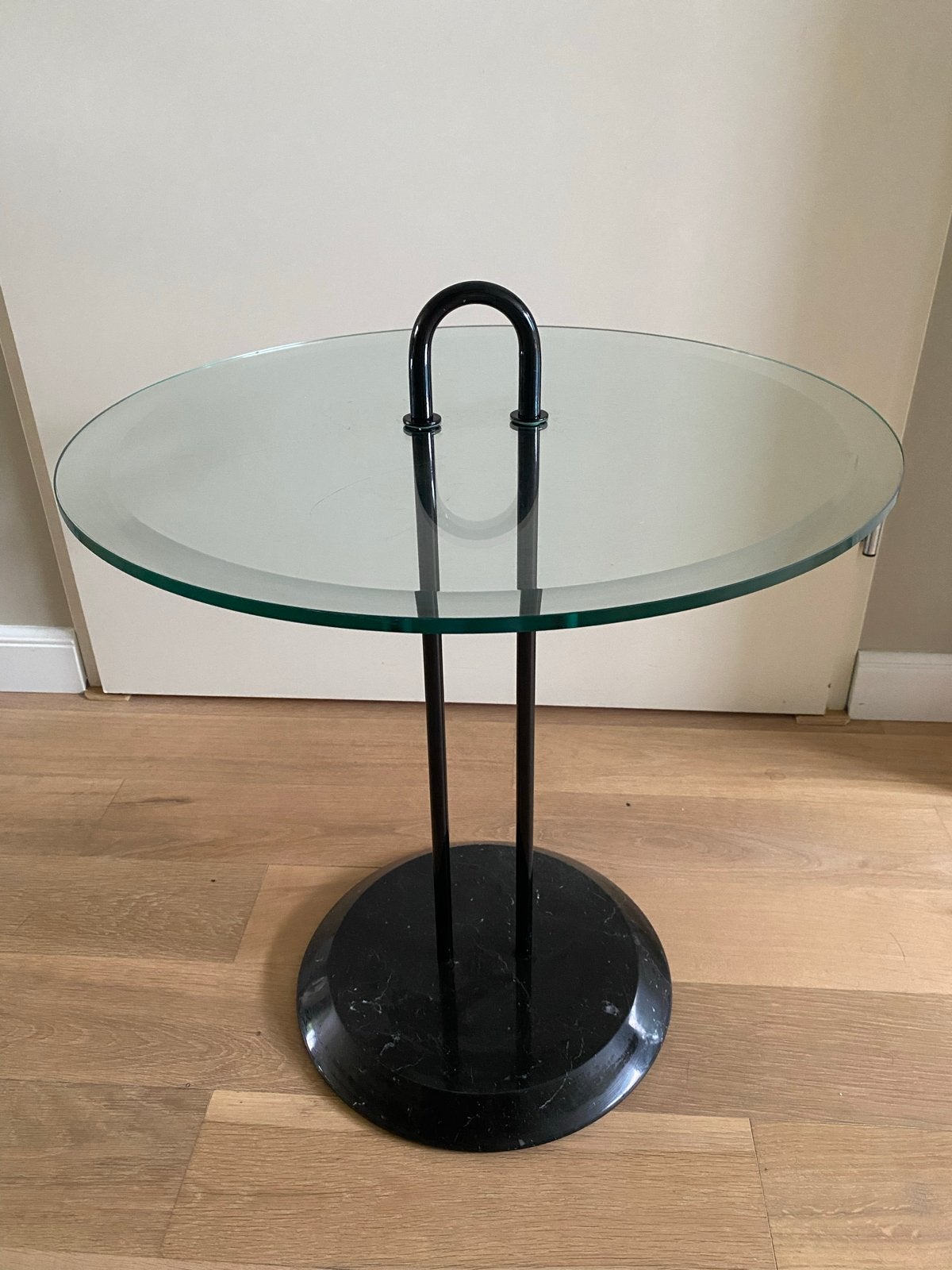 Vico Magistretti marmeren en glazen bijzettafel, Huis en Inrichting, Tafels | Bijzettafels, 45 tot 60 cm, Minder dan 55 cm, Gebruikt