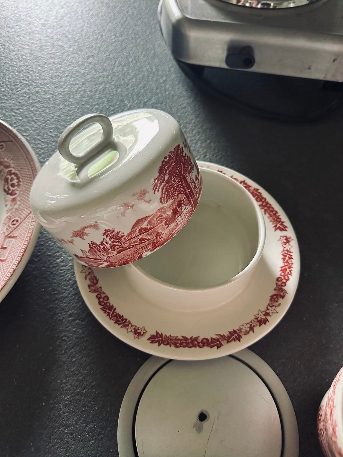 Divers Churchill Engeland servies - Rood/Wit decor, Huis en Inrichting, Keuken | Servies, Ophalen, Gebruikt, Overige merken, Klassiek