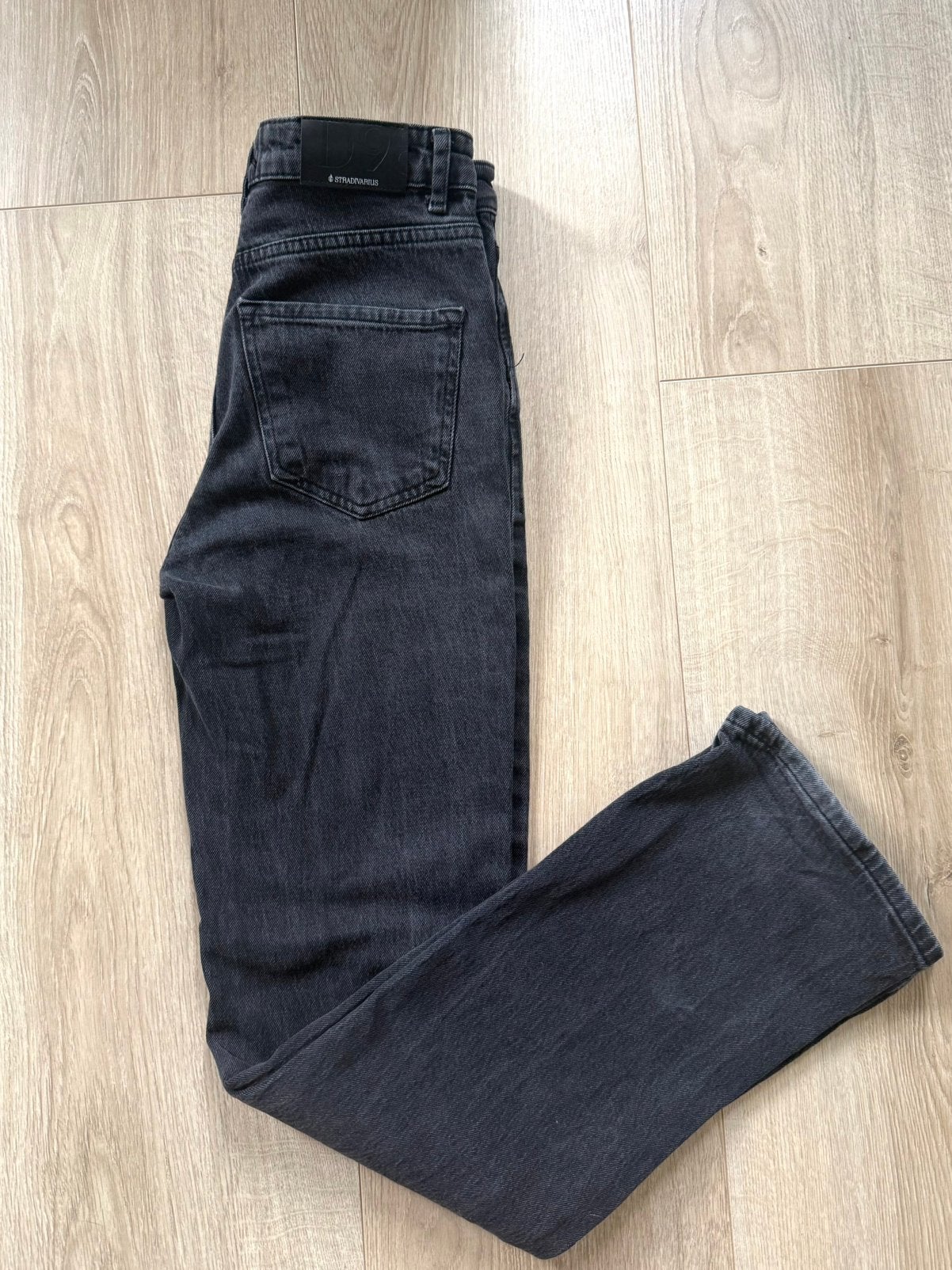 Zwarte spijkerbroek met rechte pijpen Stradivarius, Ophalen of Verzenden, Zo goed als nieuw, Zwart, W28 - W29 (confectie 36)