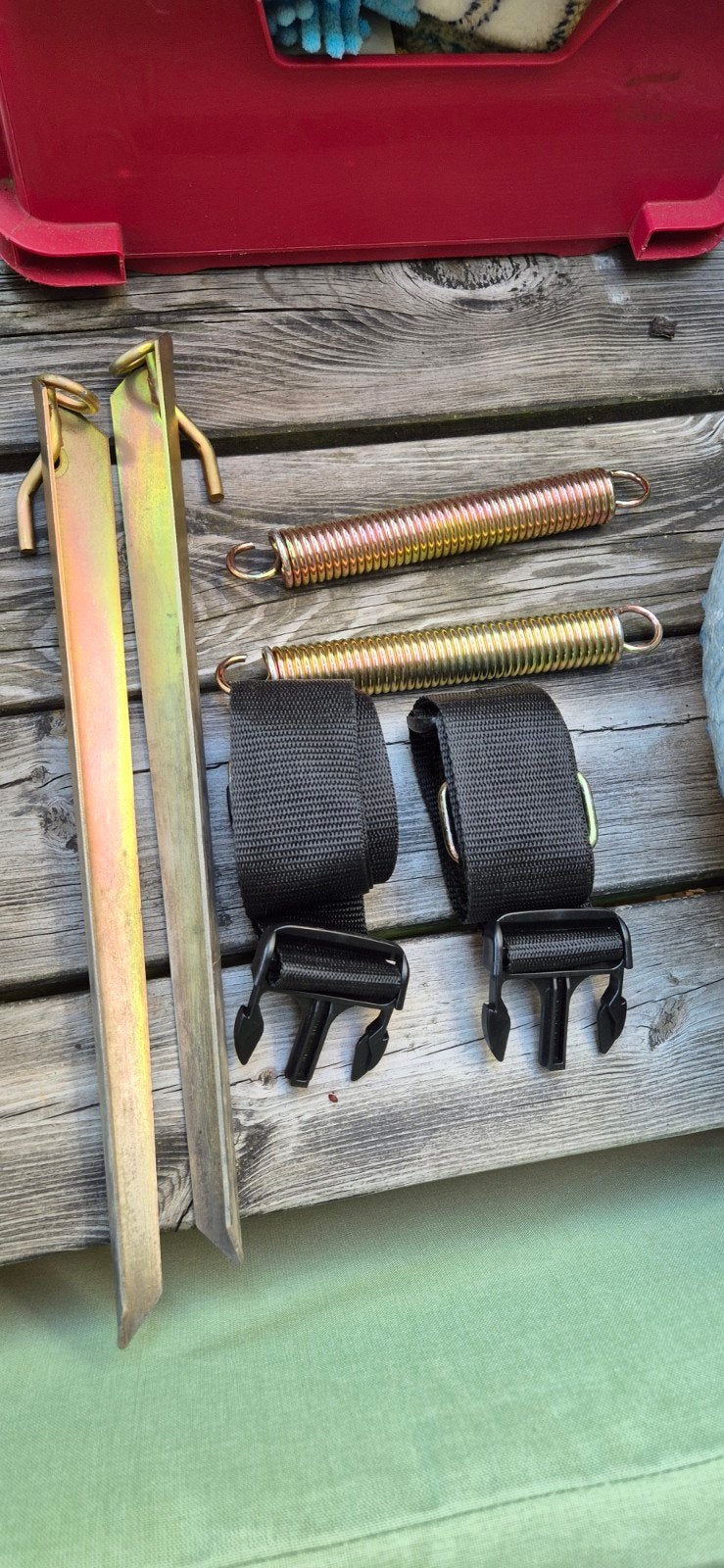 Diverse kampeeraccessoires: haringen, spanbanden, veren, Ophalen, Gebruikt
