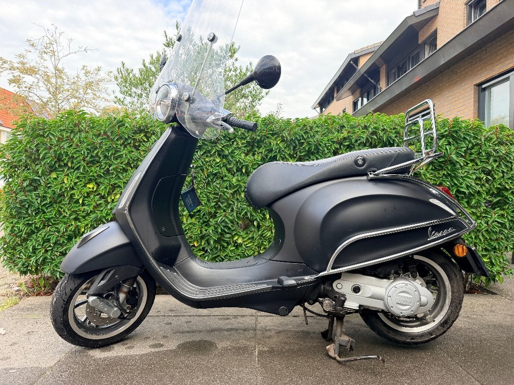 Vespa Primavera 50 mat zwart -2021-5.850 km - Nieuwe accu, Ophalen, Overige modellen, Maximaal 45 km/u, Zo goed als nieuw