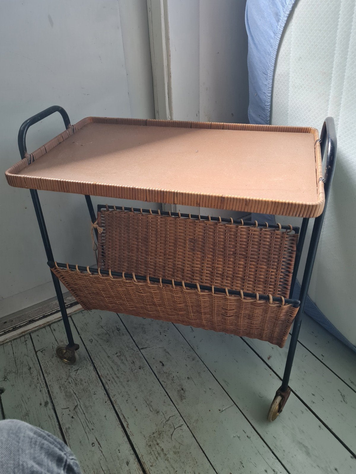 Vintage tafeltje/lectuurbak, Huis en Inrichting, Woonaccessoires | Krantenbakken en Lectuurbakken, Ophalen, Gebruikt