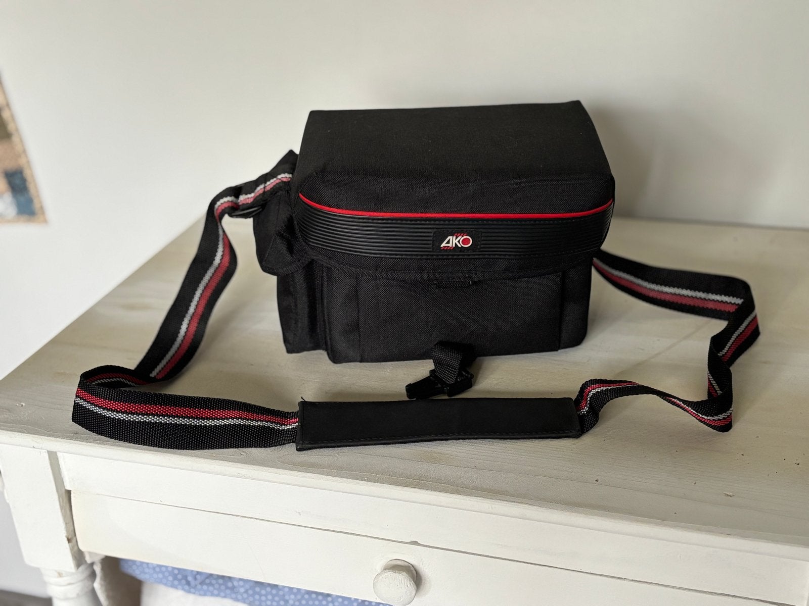 Cameratas AKO zwart met rood/witte accenten, Audio, Tv en Foto, Overige merken, Gevoerd, Ophalen of Verzenden, Zo goed als nieuw