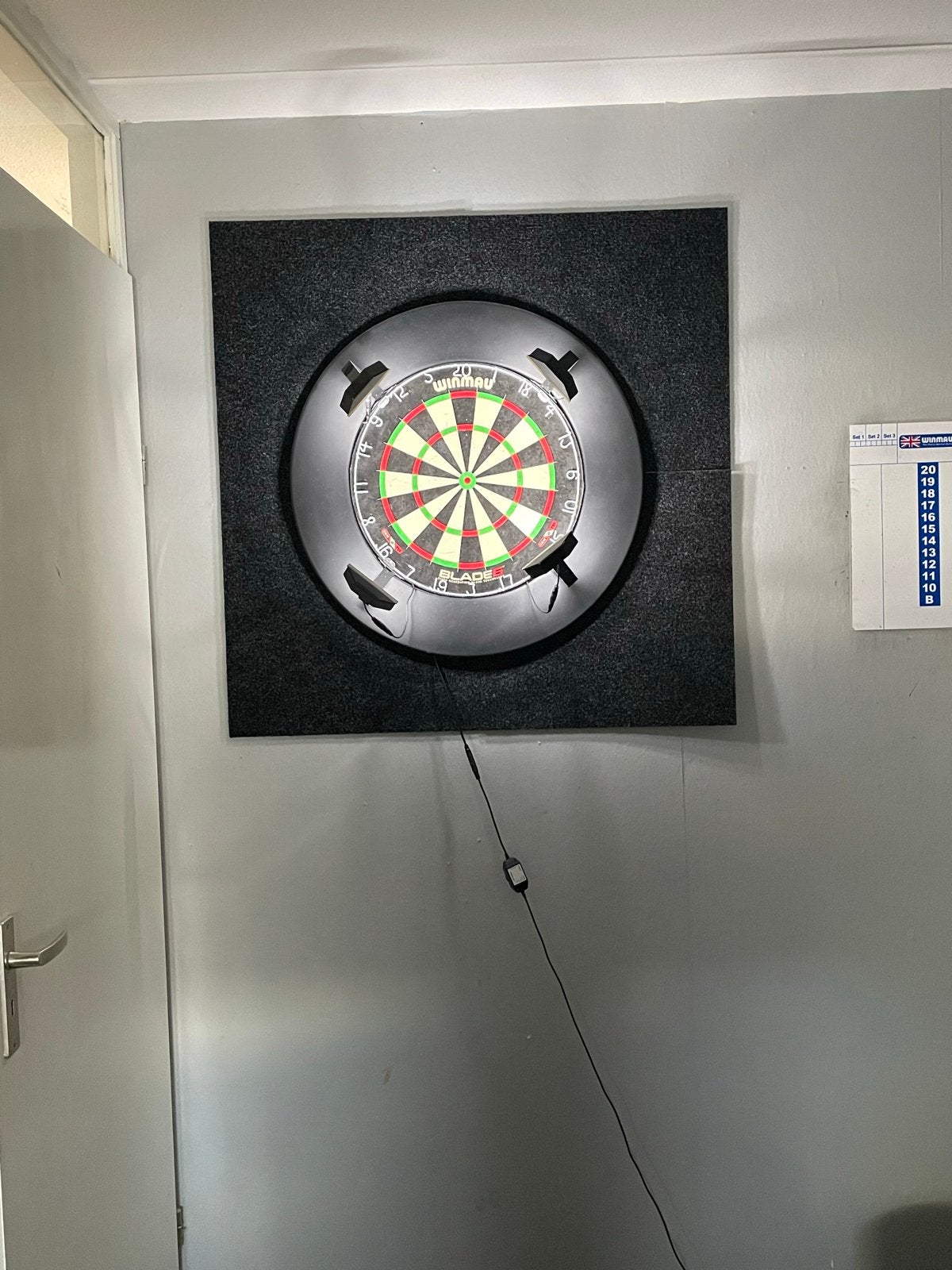 Complete dart set: Winmau Blade dartbord met verlichting, Ophalen of Verzenden, Zo goed als nieuw, Dartbord met pijlen