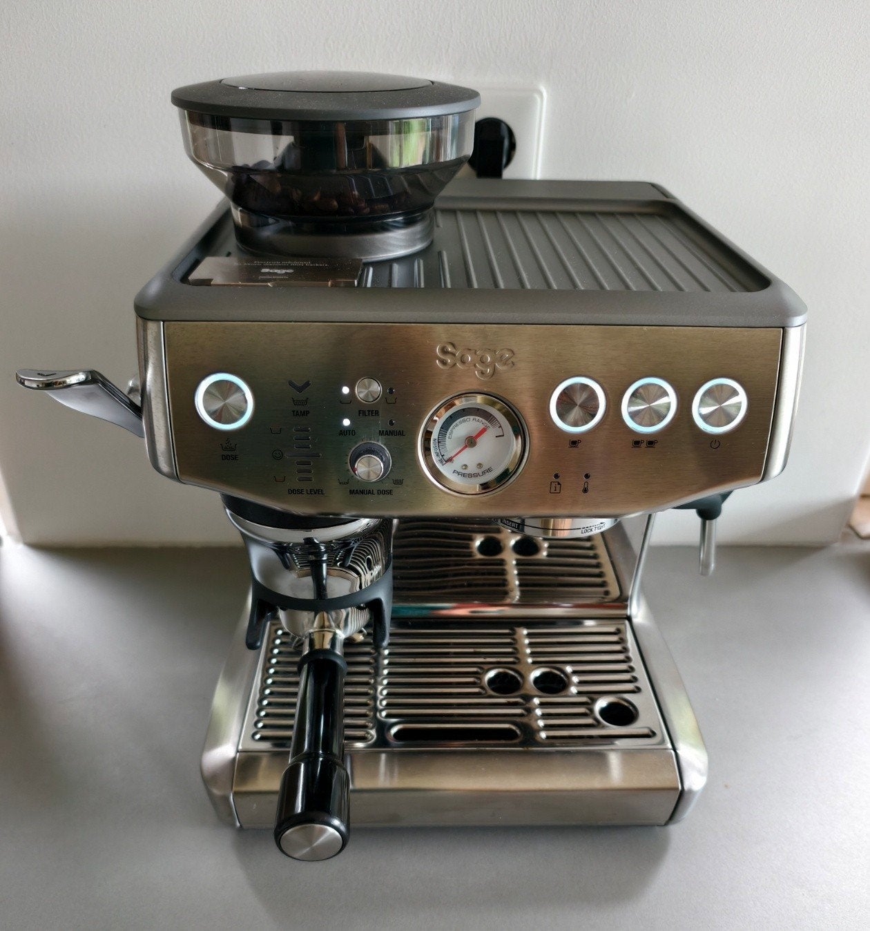 Sage Barista Express Impress SES876BSS, praktisch nieuw, Espresso apparaat, Zo goed als nieuw, Afneembaar waterreservoir, Koffiebonen