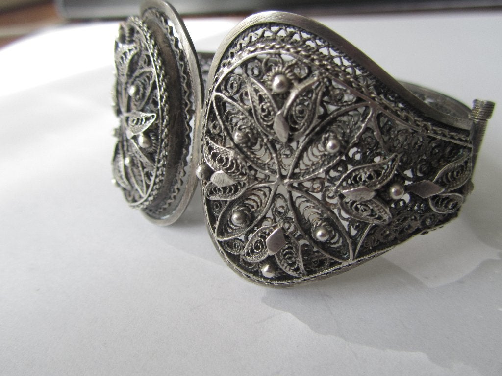 Zilveren filigrain armband met een sierlijke bloemmotief, Sieraden, Tassen en Uiterlijk, Antieke sieraden, Ophalen, Zilver, Armband