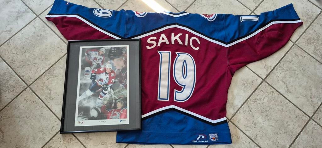 Colorado Avalanche Joe Sakic #19 Jersey met ingelijste foto, Ophalen of Verzenden, Zo goed als nieuw, Kleding