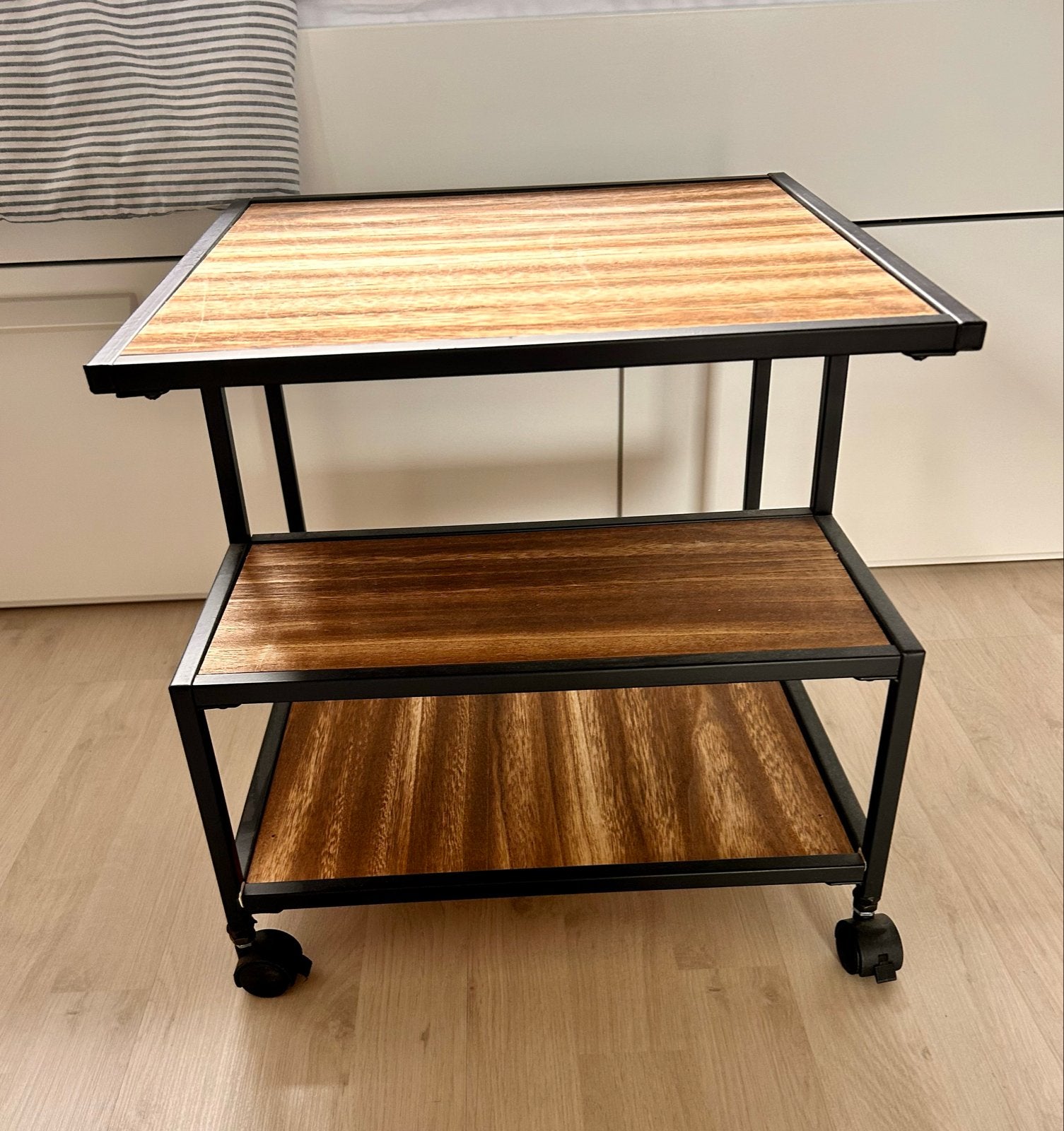 Bijzettafel met 3 lagen en wieltjes - Hout en Metaal, Huis en Inrichting, Tafels | Bijzettafels, Ophalen, Minder dan 45 cm, Minder dan 55 cm
