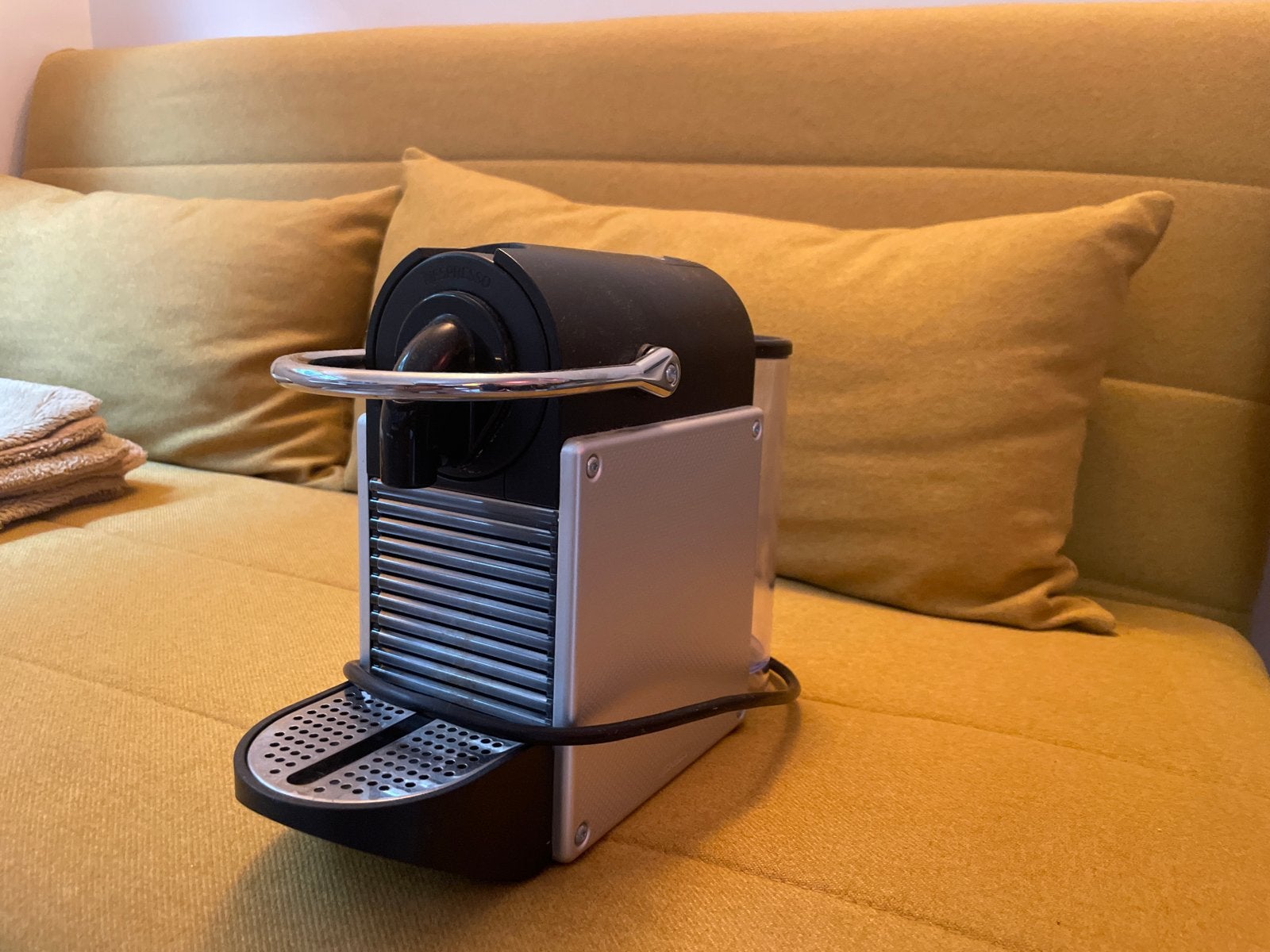 Nespresso DeLonghi Koffiemachine - Compact en Stijlvol, Ophalen, Espresso apparaat, Zo goed als nieuw, 1 kopje