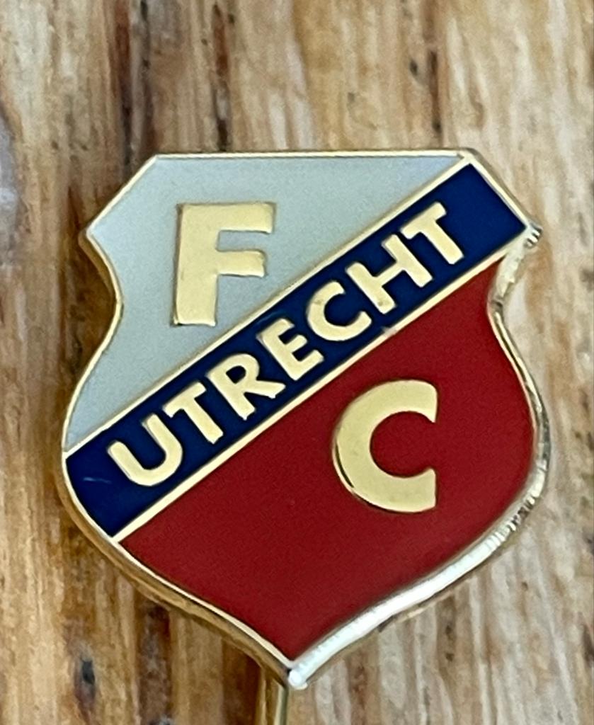 Uniek Geëmailleerd Speldje FC Utrecht met Slot, Verzenden, Nieuw, Sport, Speldje of Pin