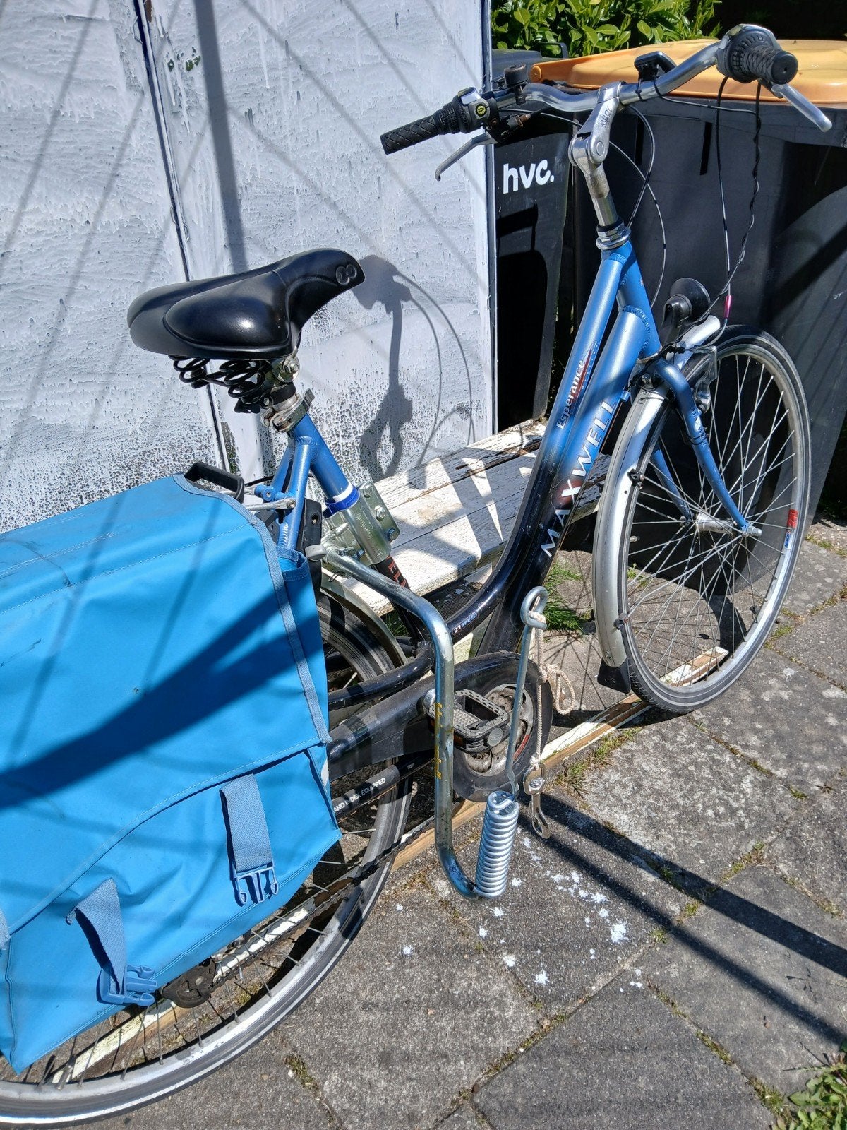 Veer voor hond naast de fiets, Ophalen