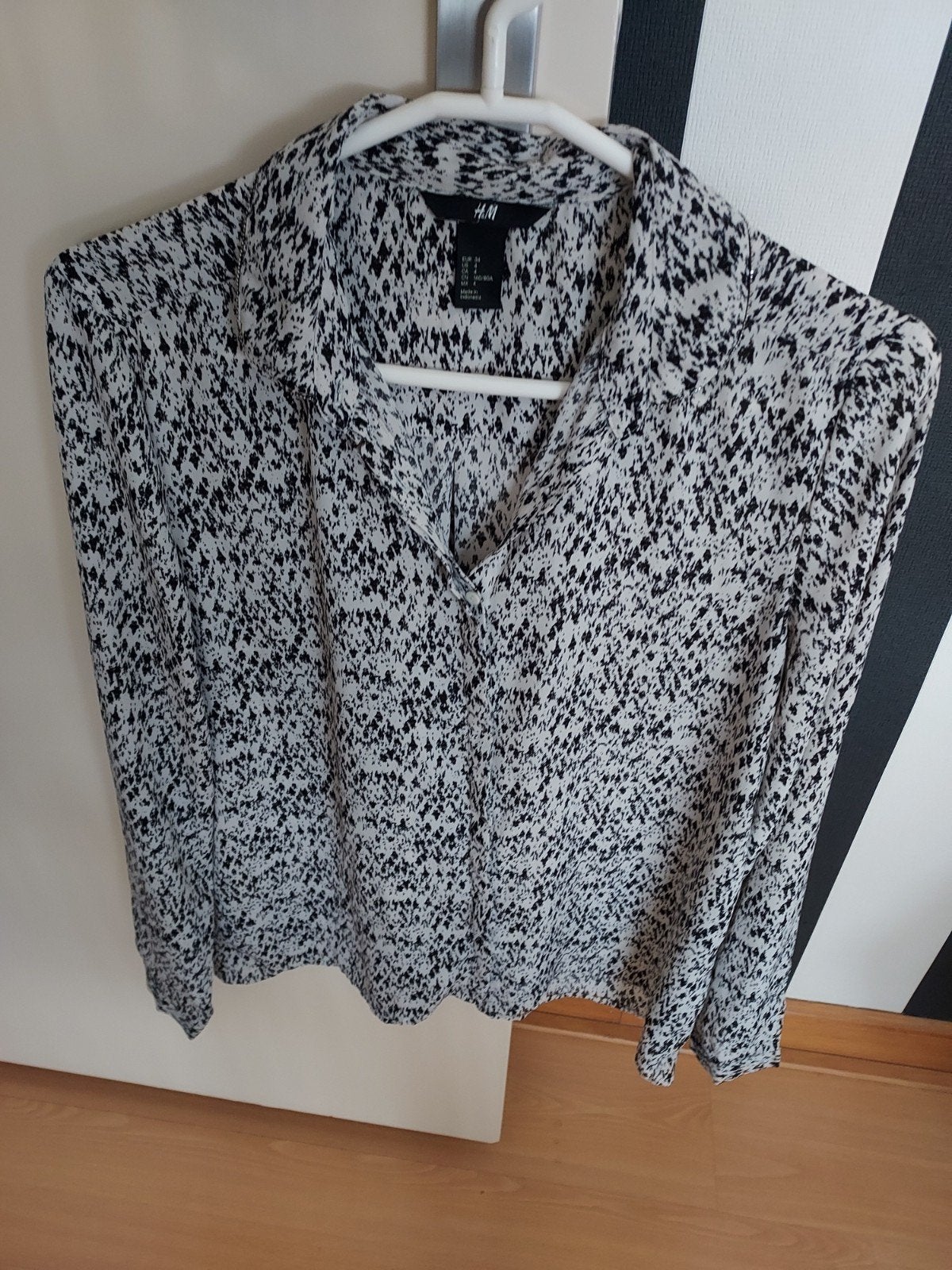H&M Blouse met print, Kleding | Dames, Blouses en Tunieken, Maat 38/40 (M), H&M, Zwart, Ophalen of Verzenden
