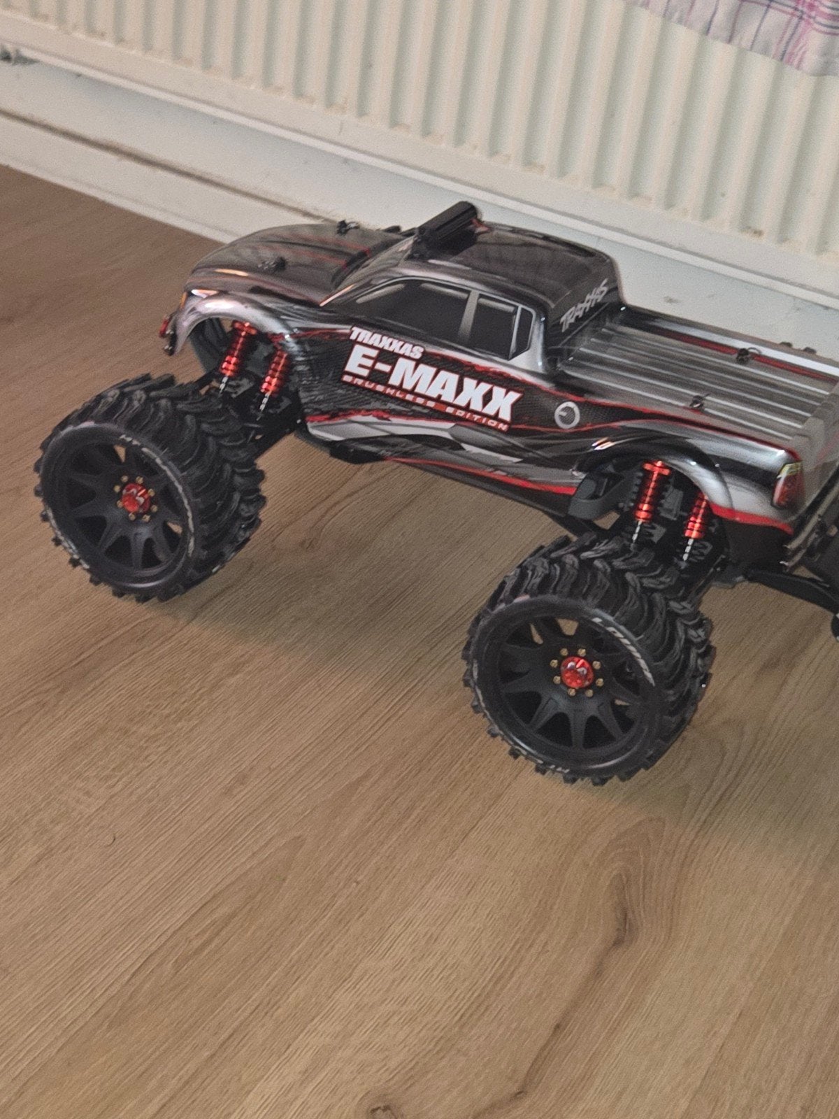 Traxxas e-maxx, Elektro, Auto offroad, Ophalen of Verzenden, Zo goed als nieuw