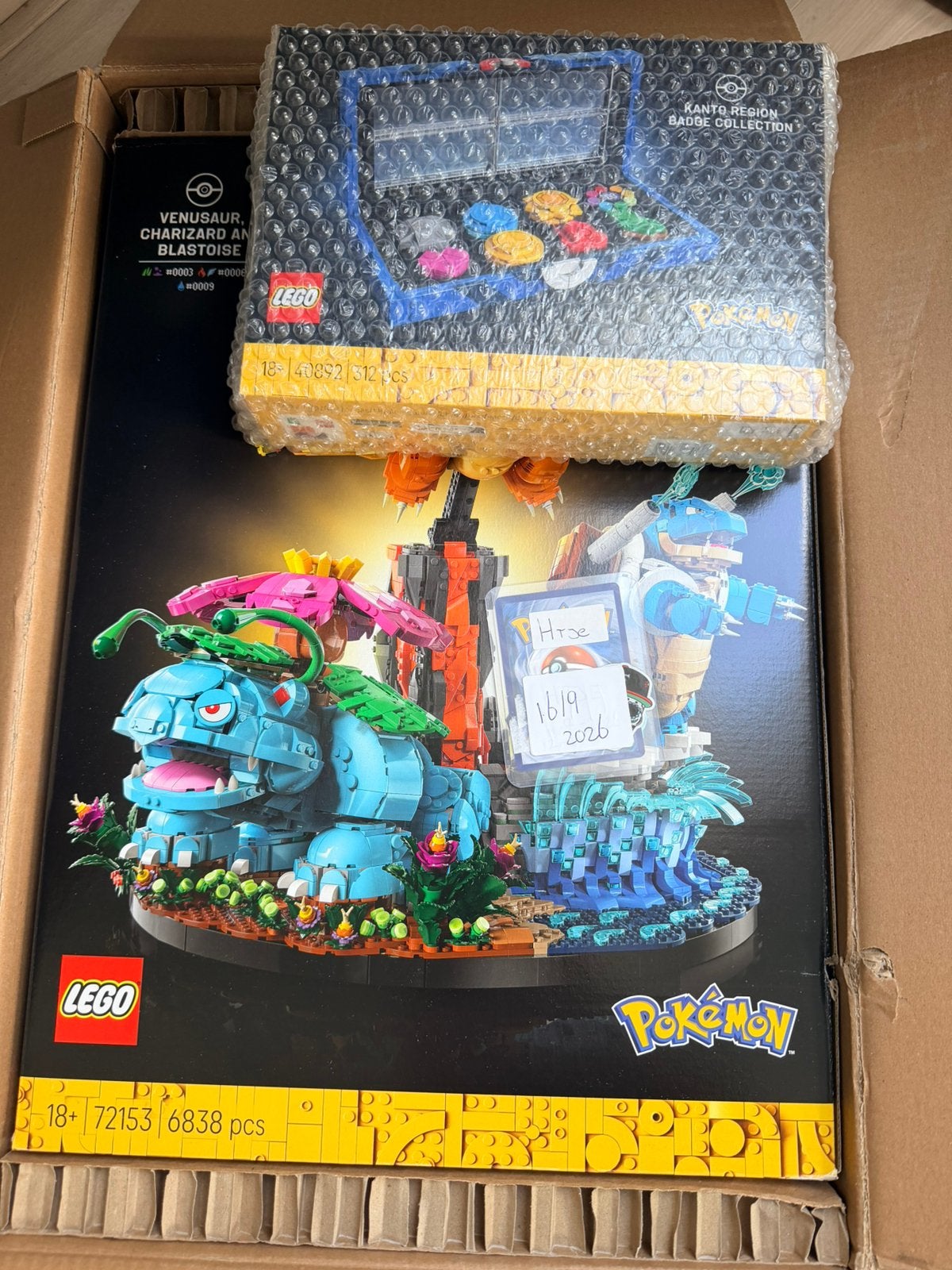Lego set pokemon + badges, Ophalen, Nieuw, Boosterbox, Foil