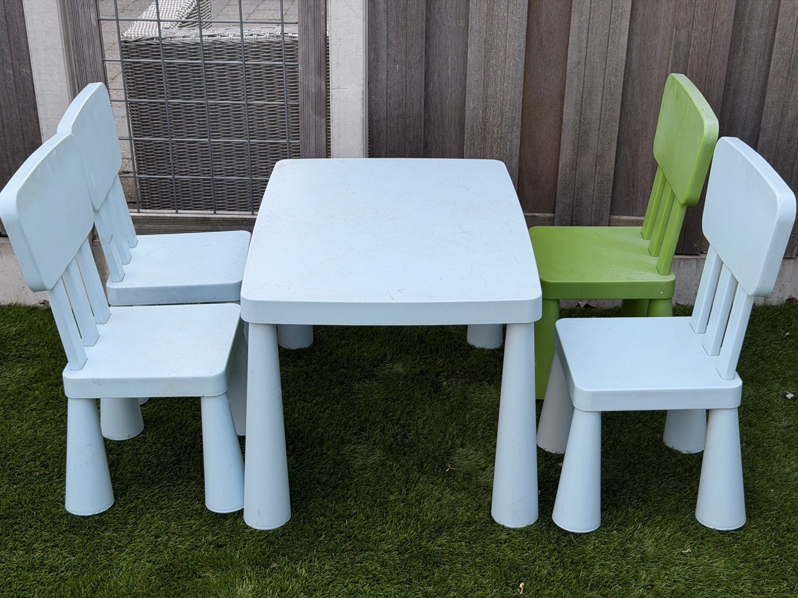 Ikea Mammut tafel met 4 stoelen - Kindertafel - Kinderstoel, Ophalen, Gebruikt, Tafel(s) en Stoel(en)