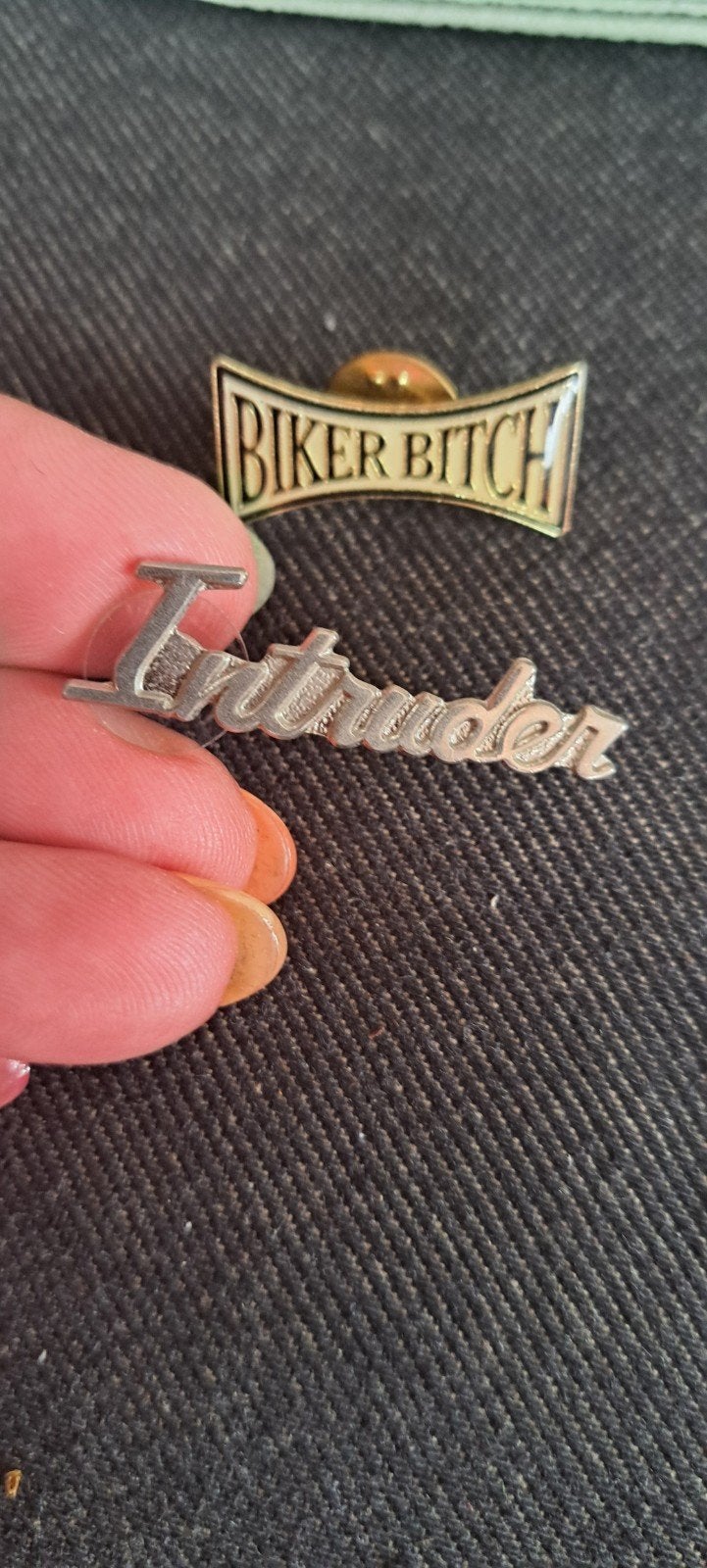 Intruder en Biker Bitch pins/speldjes, Ophalen of Verzenden, Gebruikt